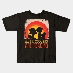 All The Cool Kids Are Reading Book Vintage Reto Sunset Kids T-Shirt